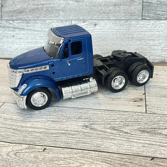 Dicast Semi Truck Blue - Picture 1 of 13